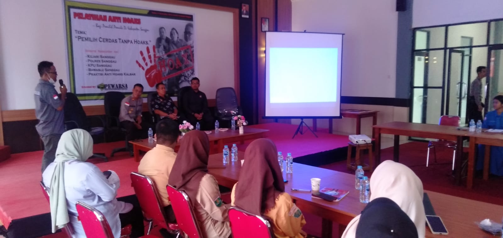 Foto---Ketua Persatuan Wartawan Sanggau (PEWARSA), Abang Indra memberi sambutan pad acara Pelatihan Anti Hoaks di aula Perpustakaan Daerah Sanggau, Kamis (15/12/2022)---Kiram Akbar