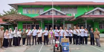 Foto---Waki Bupati Yohanes Ontot menyerahkan Alsintan dan Saprodi kepada petani-ist