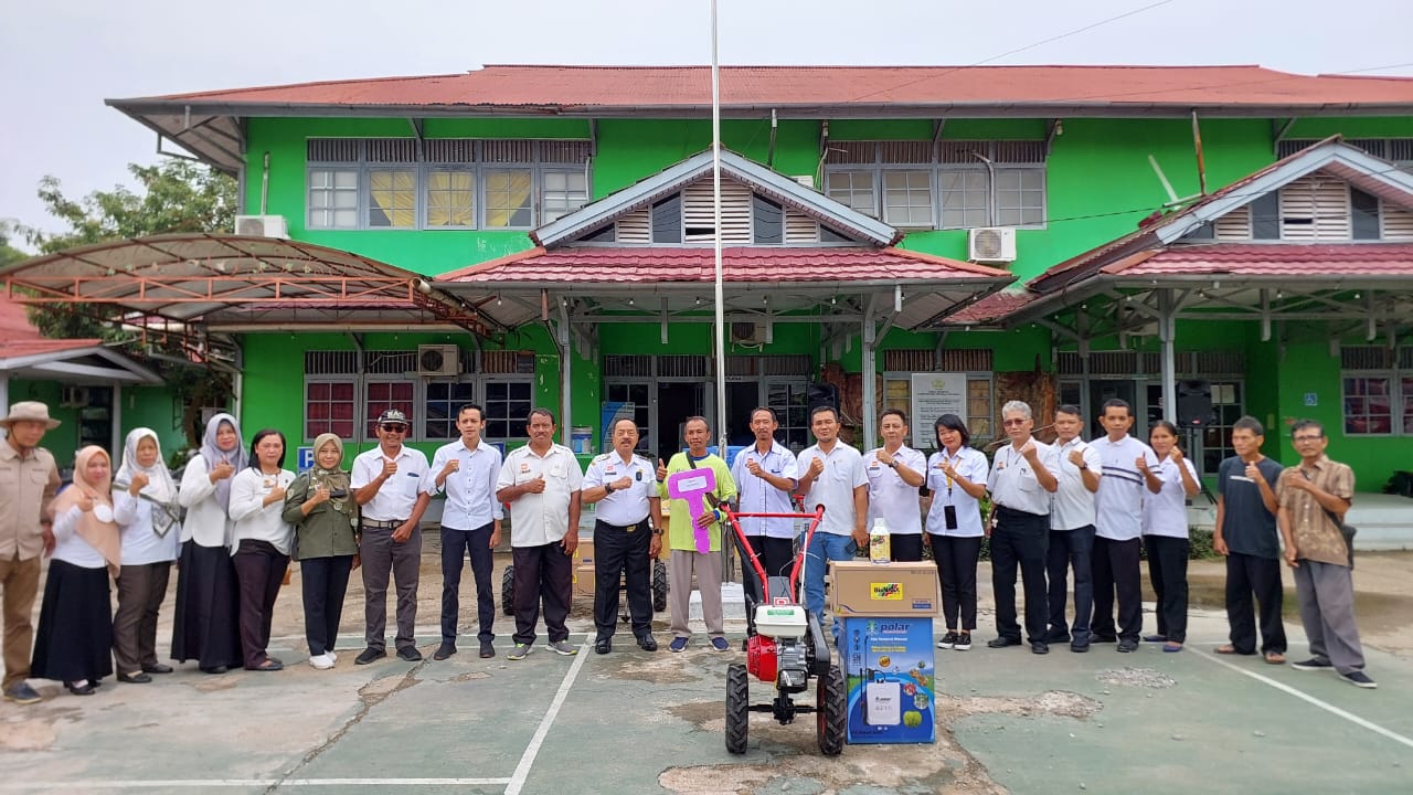 Foto---Waki Bupati Yohanes Ontot menyerahkan Alsintan dan Saprodi kepada petani-ist