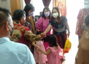 Foto---Bupati Sanggau Paolus Hadi saat menerima kunjungan dari masyarakat Sanggau yang turut berbahagia merayakan Natal di rumah dinasnya, Minggu (25/12/2022)---kiram