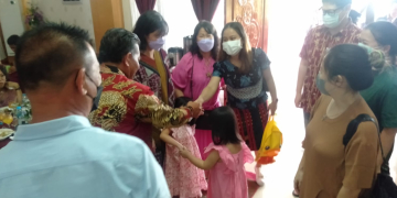 Foto---Bupati Sanggau Paolus Hadi saat menerima kunjungan dari masyarakat Sanggau yang turut berbahagia merayakan Natal di rumah dinasnya, Minggu (25/12/2022)---kiram