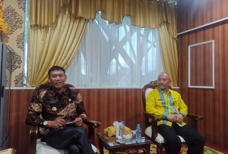 Foto---Wakil Bupati Ketapang, H Farhan dan Kepala Dinas Ketenagakerjaan, H Sukirno saat ditemui awak media Ketapang, Kamis (08/12)---Abdul.