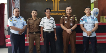 Jaksa Kejari Kapuas Hulu saat melakukan eksekusi terhadap terdakwa Furiyanto alias Achon yang terlibat kasus penganiayaan