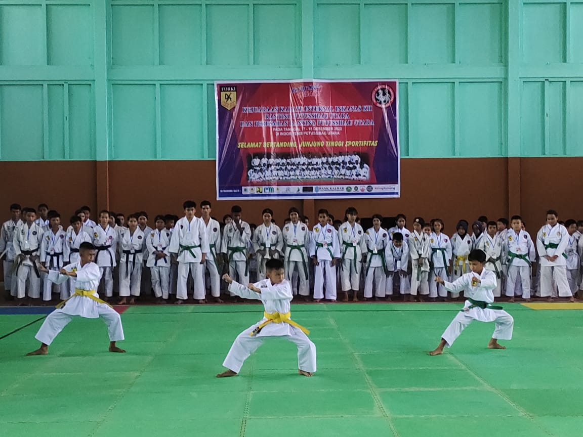 Karateka Inkanas Kapuas Hulu Ranting Putussibau Utara saat menunjukkan keahliannya di Kejuaraan Inkanas Kapuas Hulu