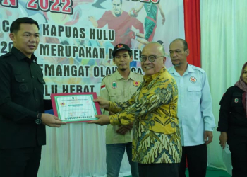 Ketua KONI Kalbar Fahrudin Siregar saat memberikan penghargaan kepada Pemkab Kapuas Hulu