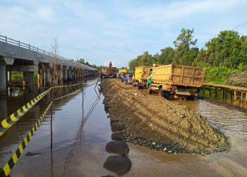 Kondisi jalan disamping proyek pembangunan Pile Slab di Kecamatan Kalis ini makin parah sehingga menganggu arus lalulintas