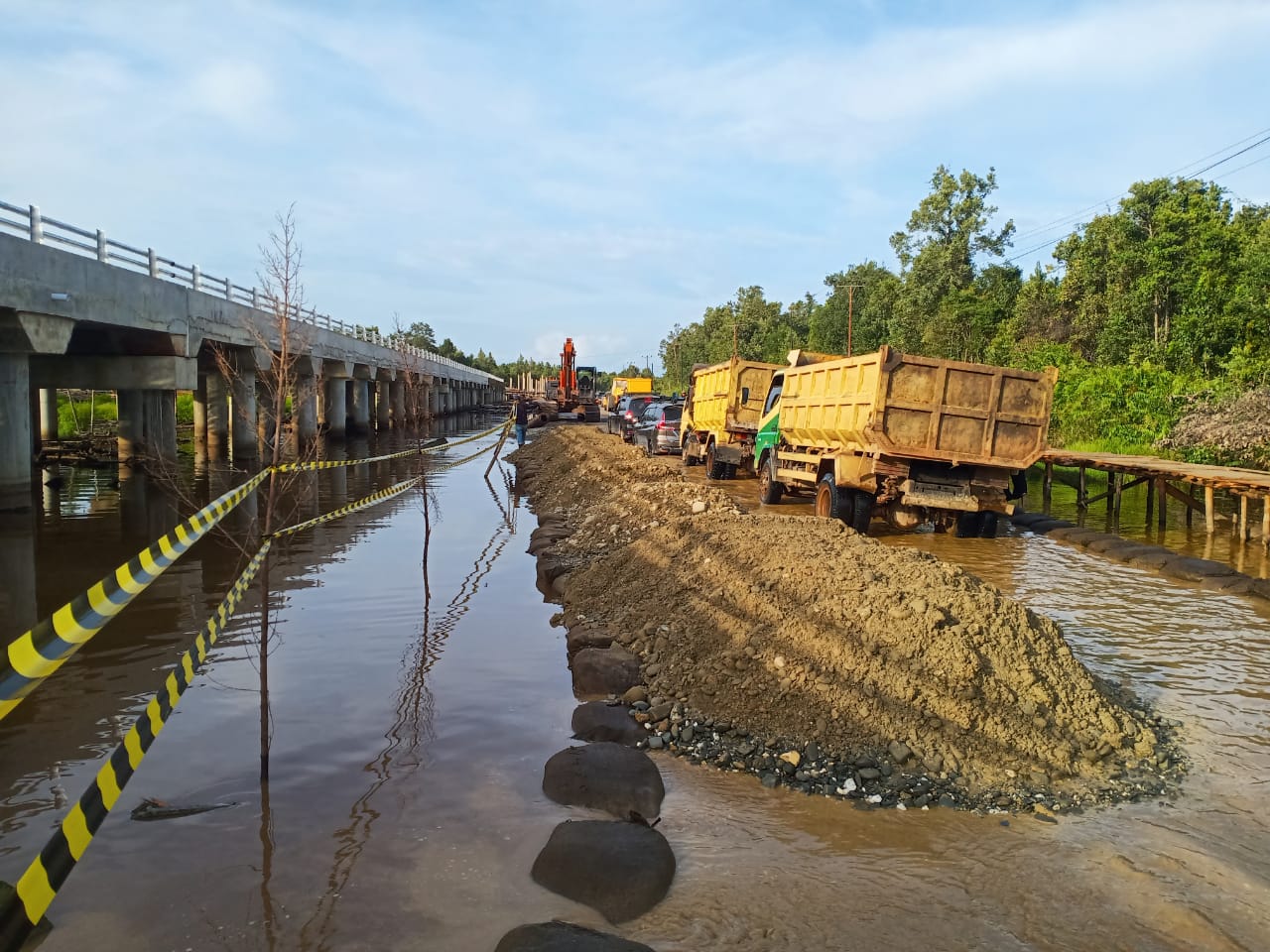 Kondisi jalan disamping proyek pembangunan Pile Slab di Kecamatan Kalis ini makin parah sehingga menganggu arus lalulintas