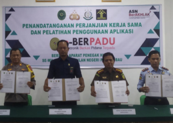Proses penandatanganan kerjasama aplikasi e-Berpadu yang dilakukan APH di Kapuas Hulu