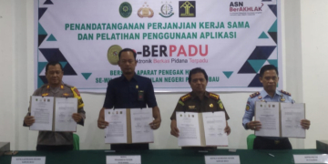 Proses penandatanganan kerjasama aplikasi e-Berpadu yang dilakukan APH di Kapuas Hulu