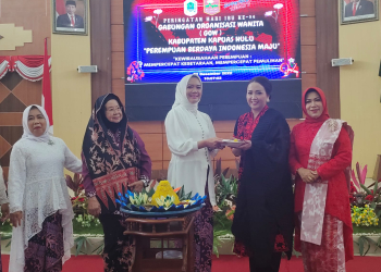 Puncak peringatan hari ibu ditandai dengan pemberian tumpeng kepada Ketua PKK Kapuas Hulu dari Ketua GOW Kapuas Hulu