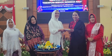 Puncak peringatan hari ibu ditandai dengan pemberian tumpeng kepada Ketua PKK Kapuas Hulu dari Ketua GOW Kapuas Hulu