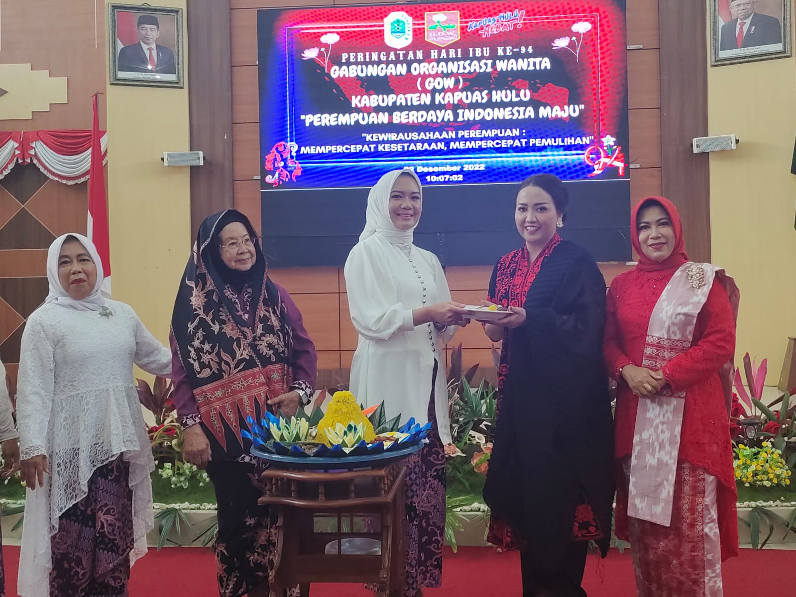 Puncak peringatan hari ibu ditandai dengan pemberian tumpeng kepada Ketua PKK Kapuas Hulu dari Ketua GOW Kapuas Hulu