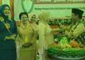Sekda Kapuas Hulu Mohd Zaini memberikan potongan tumpeng kepada Ketua DWP Kapuas Hulu Nursyamsiah dalam acara puncak peringatan HUT DWP Kapuas Hulu ke 23
