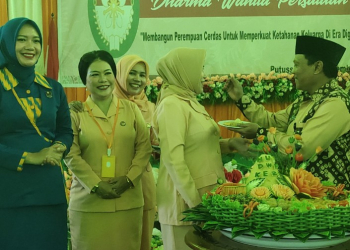 Sekda Kapuas Hulu Mohd Zaini memberikan potongan tumpeng kepada Ketua DWP Kapuas Hulu Nursyamsiah dalam acara puncak peringatan HUT DWP Kapuas Hulu ke 23