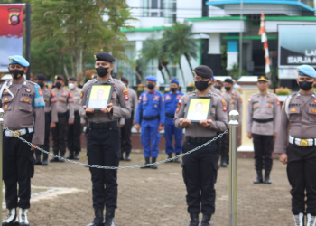 Upacara PTDH dua anggota Polres Kapuas Hulu