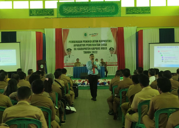 Rustam Efendi P Simarmata JPN Kejari Kapuas Hulu saat menjelaskan tentang Pendampingan Hukum JPN sebagai Pencegahan Penyalahgunaan Dana Desa kepada perangkat desa di Kapuas Hulu