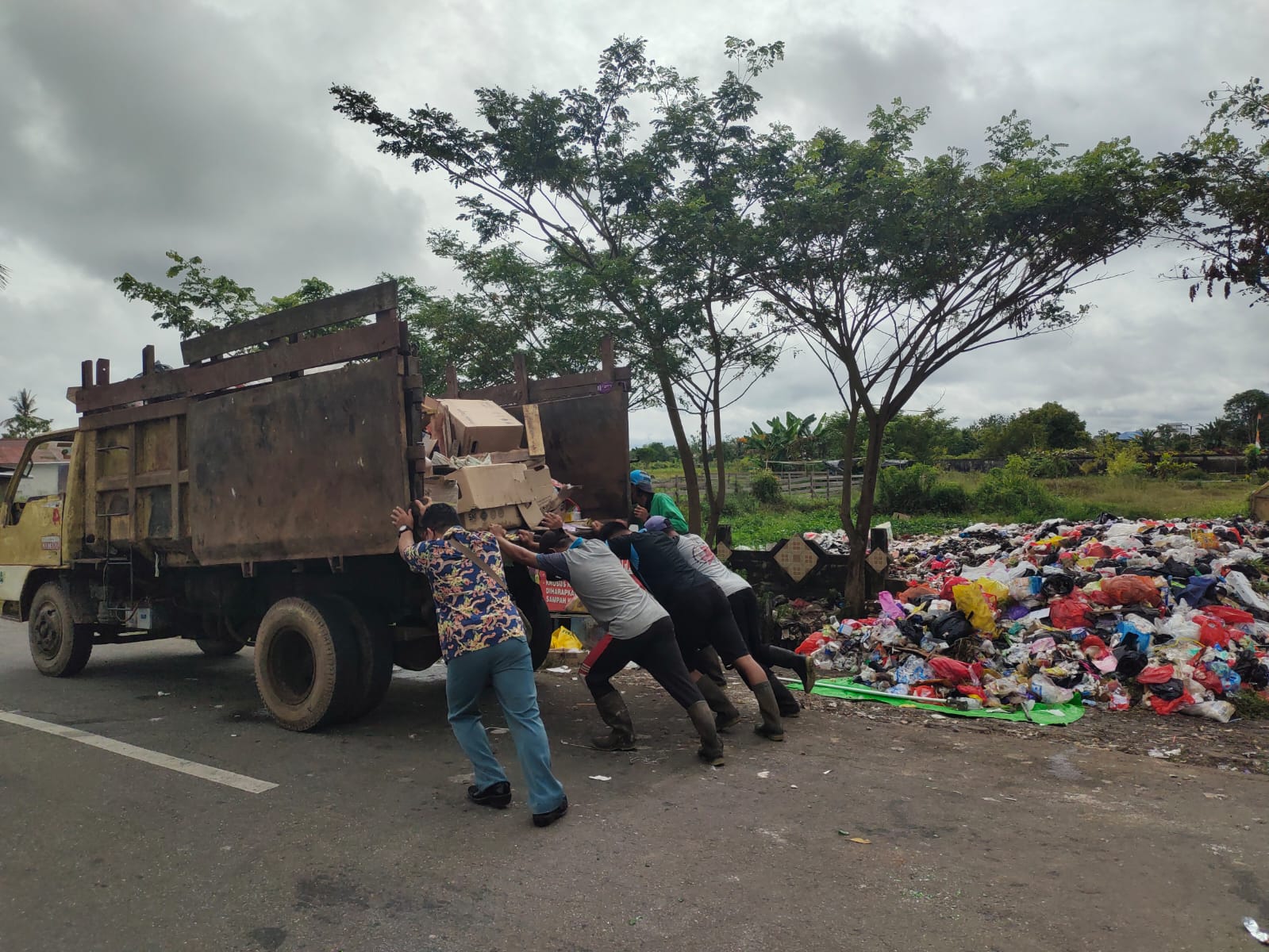 Armada pengangkutan sampah di Kapuas Hulu harus didorong karena sudah mulai rusak