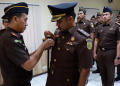Foto—Kepala Kejaksaan Negeri Sanggau, Anton Rudiyanto menyematkan tanda jabatan kepada Kasi Intel Kejari Sanggau yang baru, Adi Rahmanto, Kamis (19/01/2023) di aula Kejari Sanggau—ist