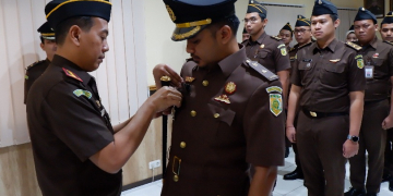 Foto—Kepala Kejaksaan Negeri Sanggau, Anton Rudiyanto menyematkan tanda jabatan kepada Kasi Intel Kejari Sanggau yang baru, Adi Rahmanto, Kamis (19/01/2023) di aula Kejari Sanggau—ist