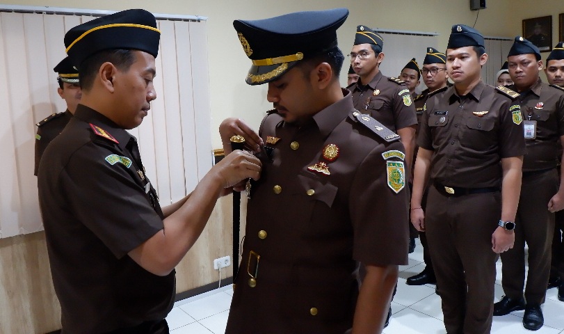 Foto—Kepala Kejaksaan Negeri Sanggau, Anton Rudiyanto menyematkan tanda jabatan kepada Kasi Intel Kejari Sanggau yang baru, Adi Rahmanto, Kamis (19/01/2023) di aula Kejari Sanggau—ist