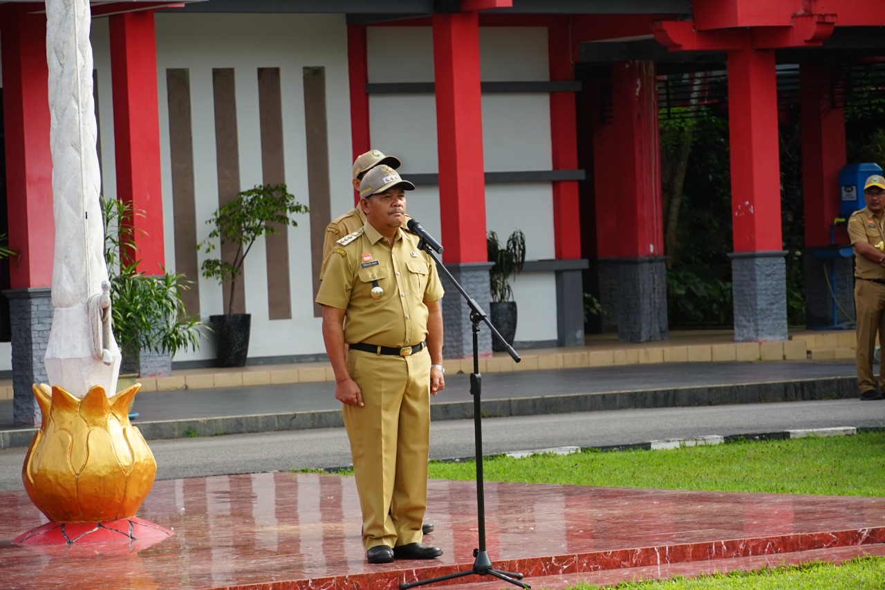 Foto---Bupati Sanggau, Paolus Hadi memimpin apel gabungan yang dihadiri ASN dan tenaga kontrak, Senin (02 /01/2023)---ist