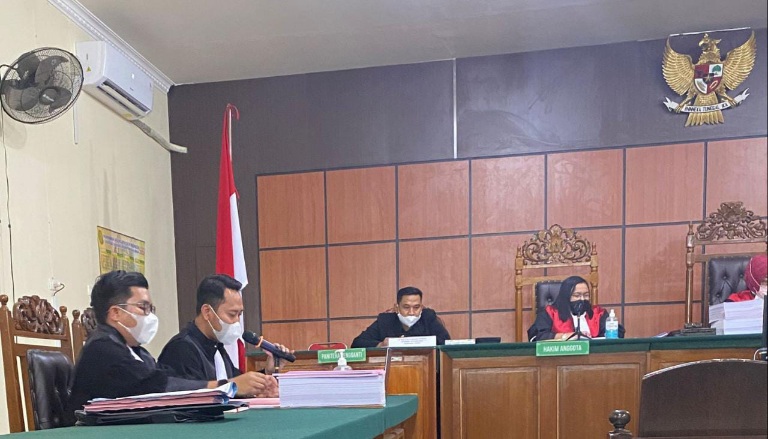 Foto---Penuntut umum membacakan tuntutan dalam sidang lanjutan kasus dugaan tindak pidana korupsi pengelolaan Rusunawa PLBN Entikong, Selasa (10/01/2023)---Cabjari Entikong