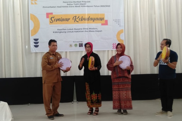 Foto---Pembukaan seminar budaya oleh Kabid Kebudayaan Disdik Sanggau, Pasianus Purwandi (paling kiri) didampingi narasumber dan penyelengaara, Baliya Tiakh Alqadri (paling kanan), Selasa (10/01/2023) di Rumah Adat Tionghoa Sanggau---Kiram Akbar 