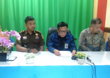 Foto---Kepala Kantor Wilayah (Kakanwil) Direktorat Jendral Pajak Kalimantan Barat, Kurniawan Nizar (tengah) di dampingi Kasi Pidsus Kejari Sanggau, Agus Supriyanto (dua dari kiri) menggelar siara pers di aula Kejaksaan Negeri Sanggau, Selasa (17/01/2023)---Kiram Akbar