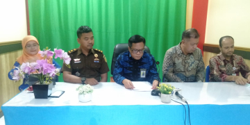 Foto---Kepala Kantor Wilayah (Kakanwil) Direktorat Jendral Pajak Kalimantan Barat, Kurniawan Nizar (tengah) di dampingi Kasi Pidsus Kejari Sanggau, Agus Supriyanto (dua dari kiri) menggelar siara pers di aula Kejaksaan Negeri Sanggau, Selasa (17/01/2023)---Kiram Akbar