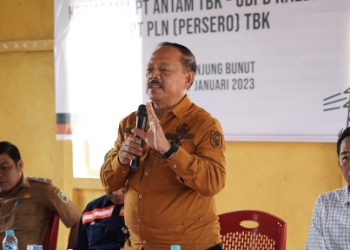 Foto—Wakil Bupati Sanggau, Yohanes Ontot didampingi Wakil Ketua DPRD Sanggau, Acam di acara peresmian perluasan jaringan listrik kerjasama PT. Antam TBK-UBPB Kalbar dan PLN (Persero) TBK di Desa Tanjung Bunut Tayan, Kabupaten Sanggau, Selasa (17/01/2023)--ist