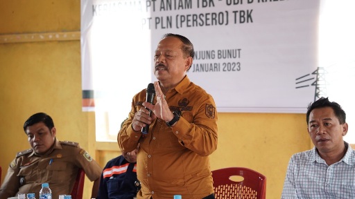 Foto—Wakil Bupati Sanggau, Yohanes Ontot didampingi Wakil Ketua DPRD Sanggau, Acam di acara peresmian perluasan jaringan listrik kerjasama PT. Antam TBK-UBPB Kalbar dan PLN (Persero) TBK di Desa Tanjung Bunut Tayan, Kabupaten Sanggau, Selasa (17/01/2023)--ist