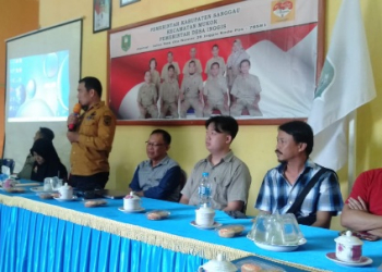 Foto--Masyarakat hadir dalam acara sosialisas rencana kerja pertambangan PT. SPMi