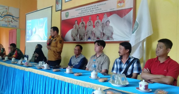 Foto--Masyarakat hadir dalam acara sosialisas rencana kerja pertambangan PT. SPMi