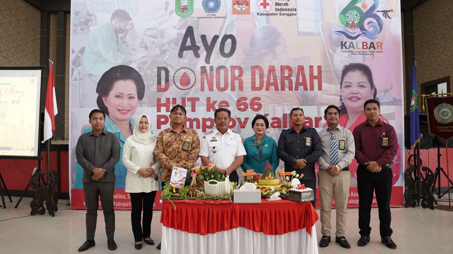 Foto--Bupati Sanggau, Paolus Hadi beserta Ketua PKK Sanggau, Arita Apolina berfoto bersama di acara donor darah dalam rangka peringatan HUT Pemprov ke-66 Kalbar, Rabu (25/01/2023)--ist