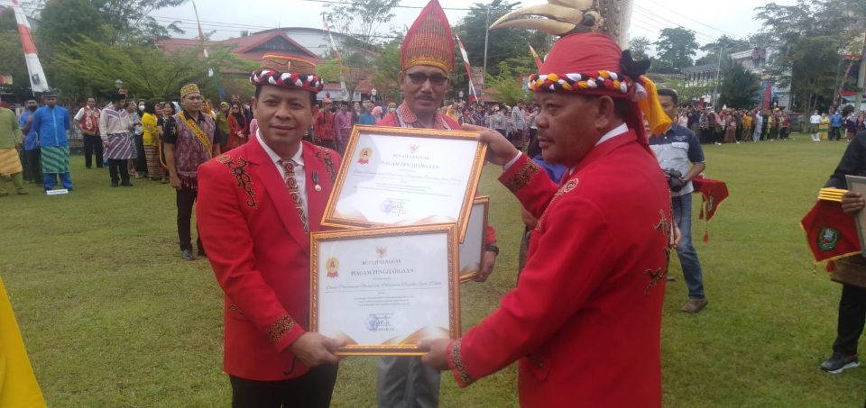 Foto--Kepala DPMPTSP Sanggau, Alipius menerima piagam penghargaan dari Bupati Paolus Hadi--Kiram