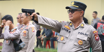 Personil Polres Kapuas Hulu saat latihan menembak