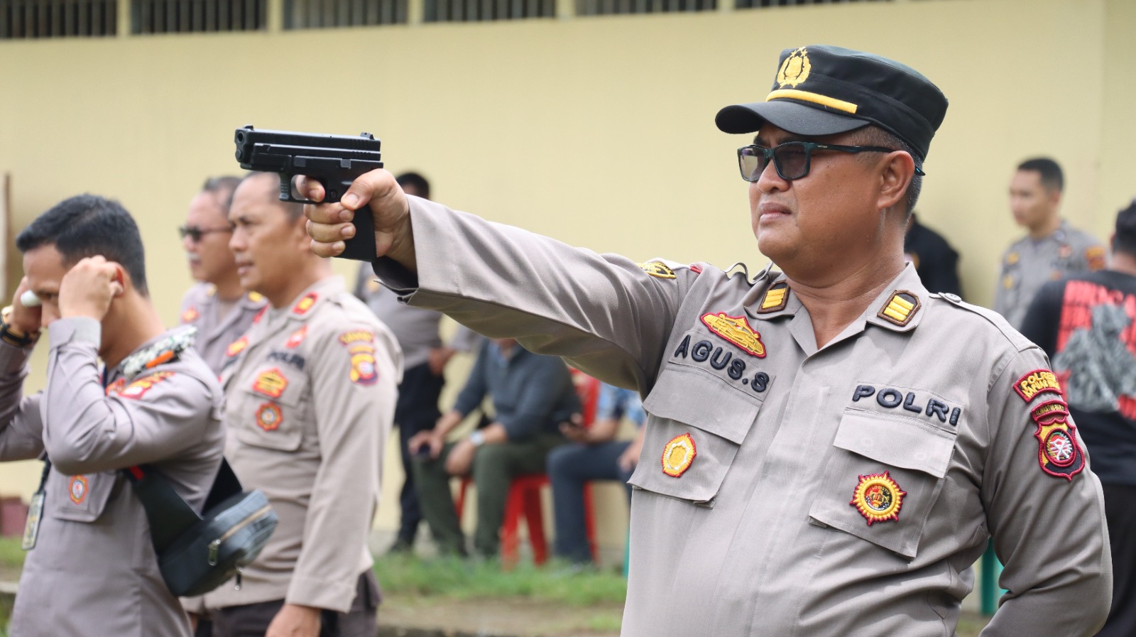 Personil Polres Kapuas Hulu saat latihan menembak