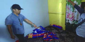 Foto---Anggota Polsek Benua Kayong, Polres Ketapang melakukan olah TKP di kediaman korban---Humas Polres Ketapang.