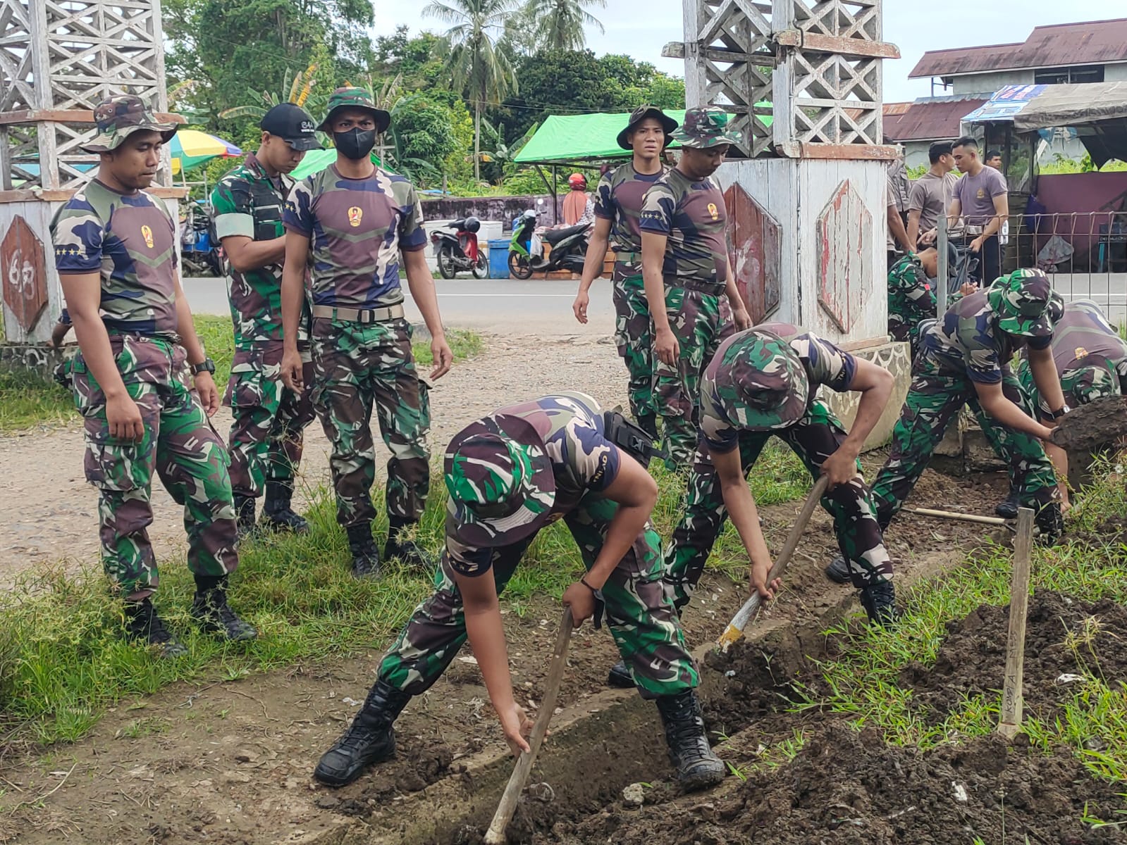 Kegiatan Karya Bhakti yang dilakukan TNI Batalyon Raider Khusus 644 Walet Sakti