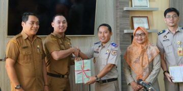 BPN Serahkan 14 Sertifikat Aset Pemkab Kapuas Hulu