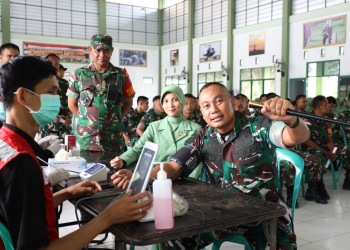 Komandan Batalyon Infanteri Raider Khusus 644 Wls, Letkol Inf Benu Supriyantoko saat melakukan donor darah