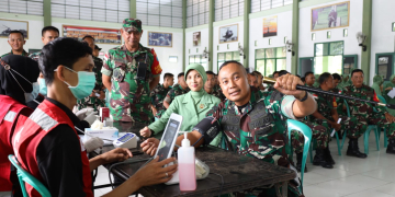 Komandan Batalyon Infanteri Raider Khusus 644 Wls, Letkol Inf Benu Supriyantoko saat melakukan donor darah