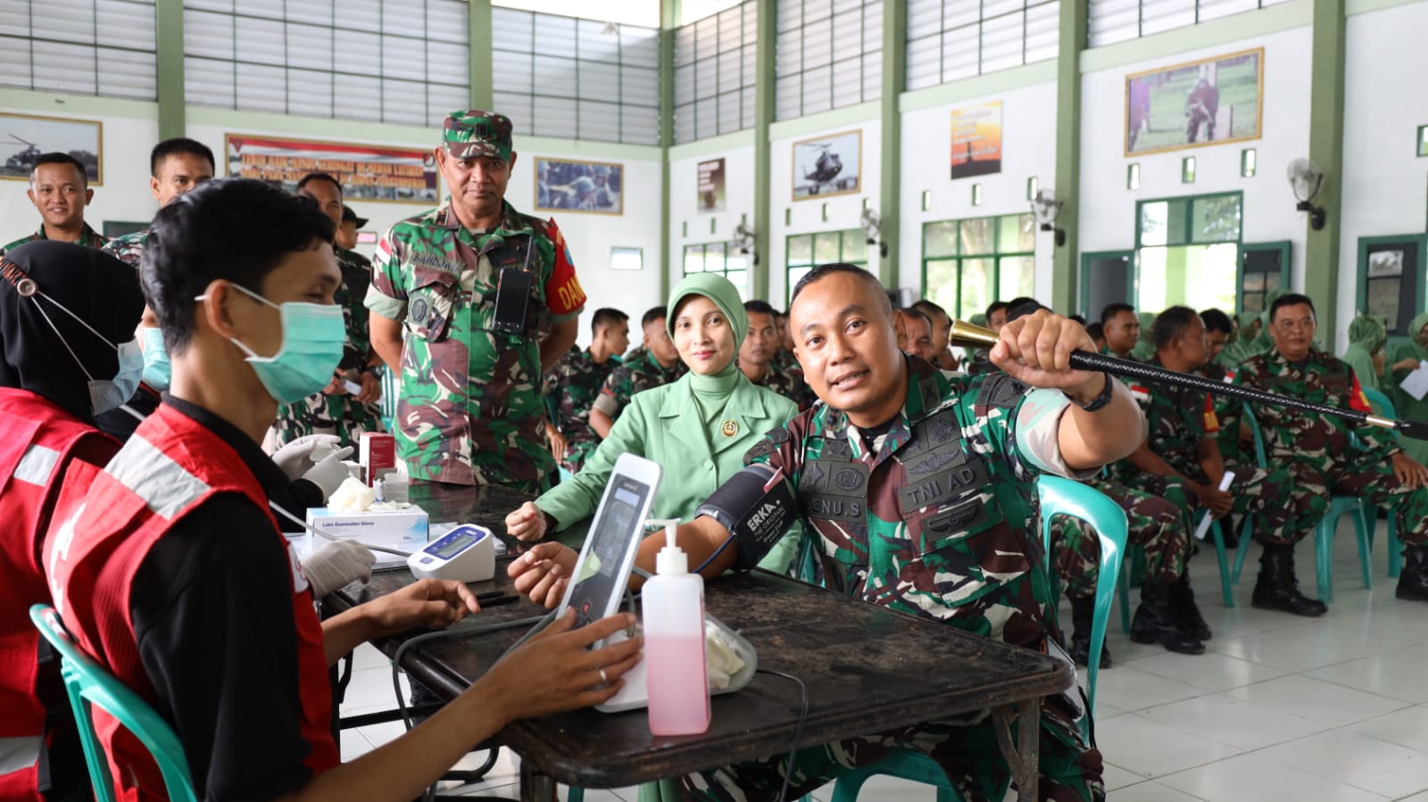 Komandan Batalyon Infanteri Raider Khusus 644 Wls, Letkol Inf Benu Supriyantoko saat melakukan donor darah