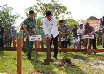 Penancapan tiang pertama pembangunan rumah singgah Babinsa oleh Wakil Bupati Kapuas Hulu Wahyudi Hidayat
