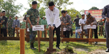 Penancapan tiang pertama pembangunan rumah singgah Babinsa oleh Wakil Bupati Kapuas Hulu Wahyudi Hidayat