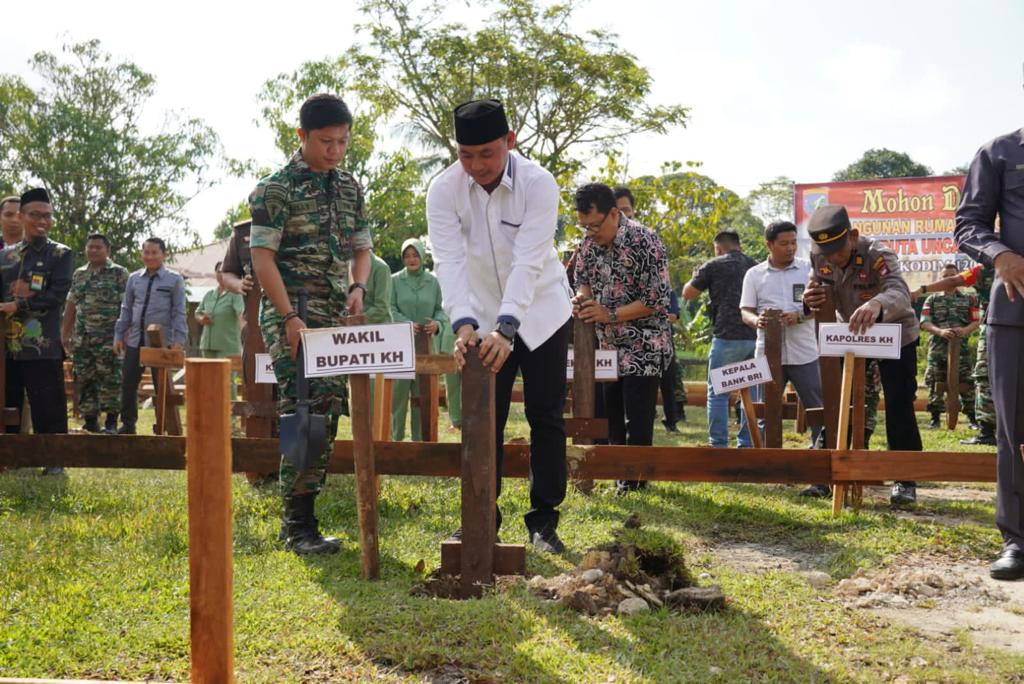 Penancapan tiang pertama pembangunan rumah singgah Babinsa oleh Wakil Bupati Kapuas Hulu Wahyudi Hidayat