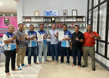 Pengurus Podsi Kapuas Hulu menyerahkan piagam dan penghargaan kepada Wakil Bupati Kapuas Hulu Wahyudi Hidayat