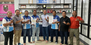 Pengurus Podsi Kapuas Hulu menyerahkan piagam dan penghargaan kepada Wakil Bupati Kapuas Hulu Wahyudi Hidayat