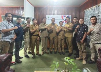 Sejumlah Jurnalis bersama Kadiskominfo Tik Kapuas Hulu