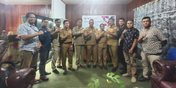 Sejumlah Jurnalis bersama Kadiskominfo Tik Kapuas Hulu